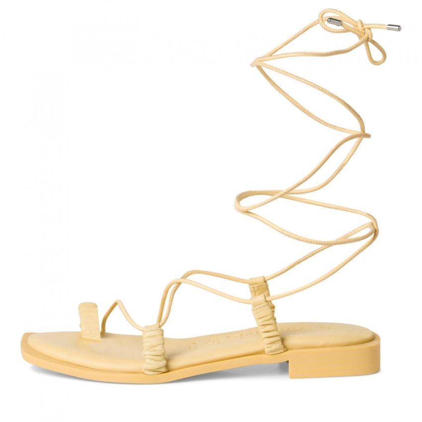 Tamaris sárga megkötős női szandál