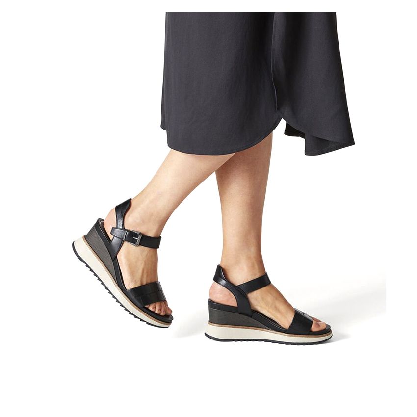 Tamaris fekete női éktalpú szandál